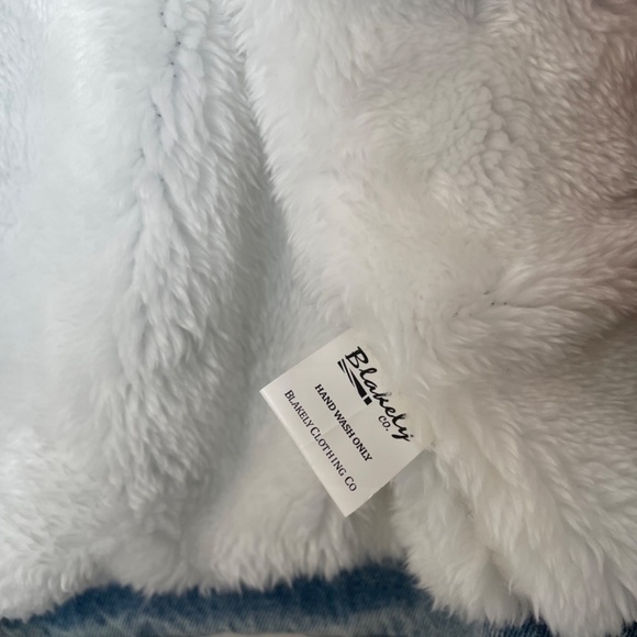 NWOT Blakely Hooded Light Denim Hooded Faux Fur Lined Jacket - Picture 6 of 7